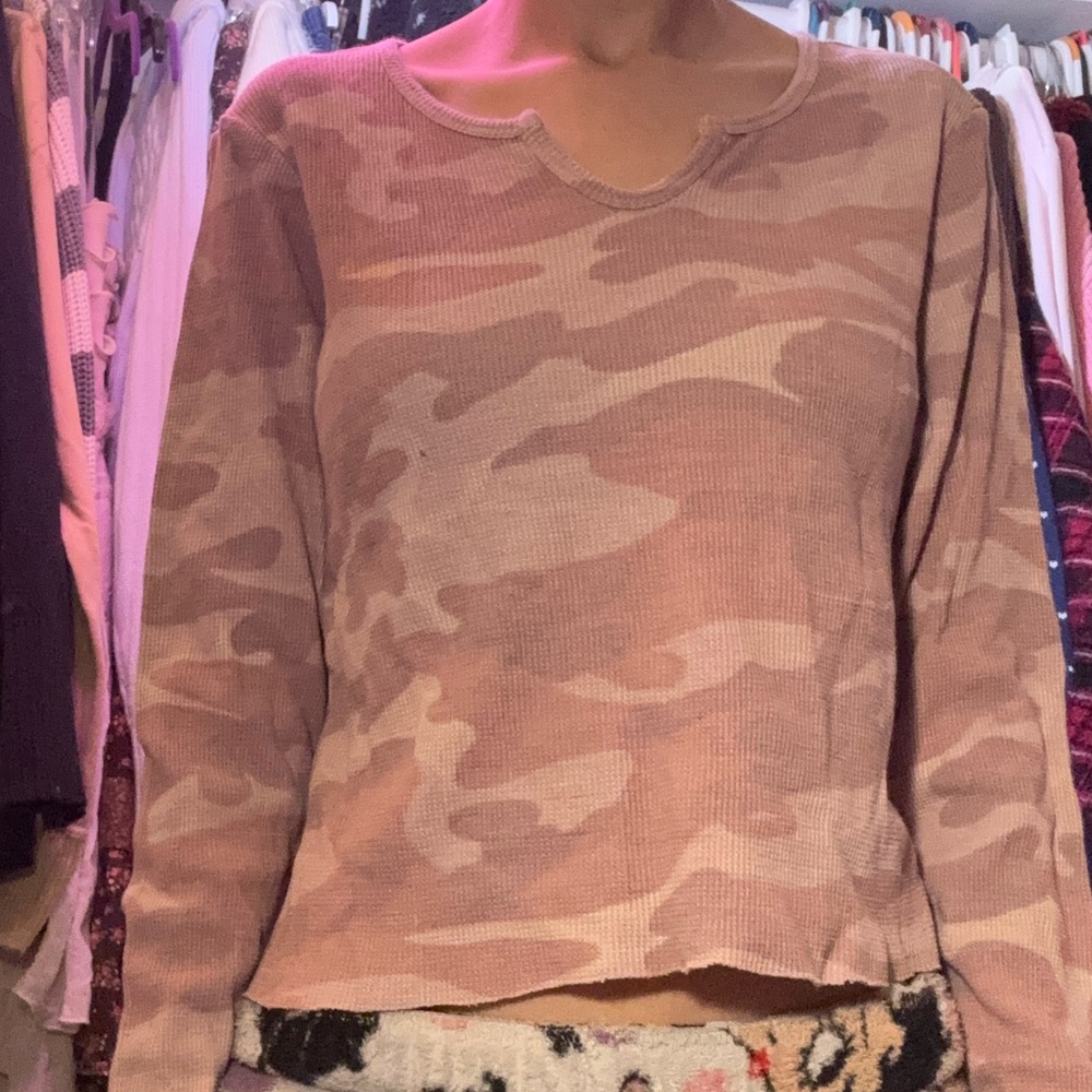 size xs pink camo print thermal v neck long sleeve